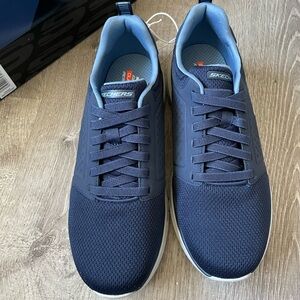 New men’s shoes size 9